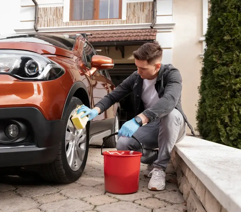 Lavage auto à domicile Carresse-Cassaber : professionnel intervenant sur un véhicule